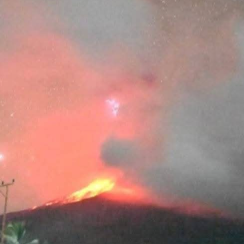 Vulcão entra em erupção na Indonésia e lança fumaça a 10 km de altura