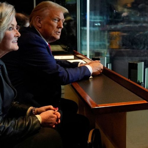 Trump seguirá atacando barcos até Maduro se render, diz chefe de gabinete