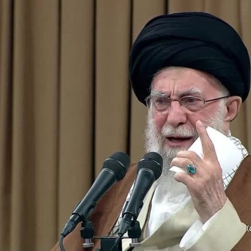 Familiares de Ali Khamenei foram mortos em ataque ao Irã, diz mídia estatal