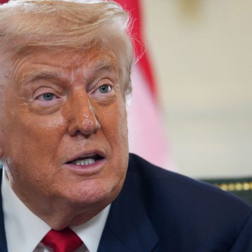 Trump anuncia tarifa de 10% sobre madeira e 25% sobre armários e móveis