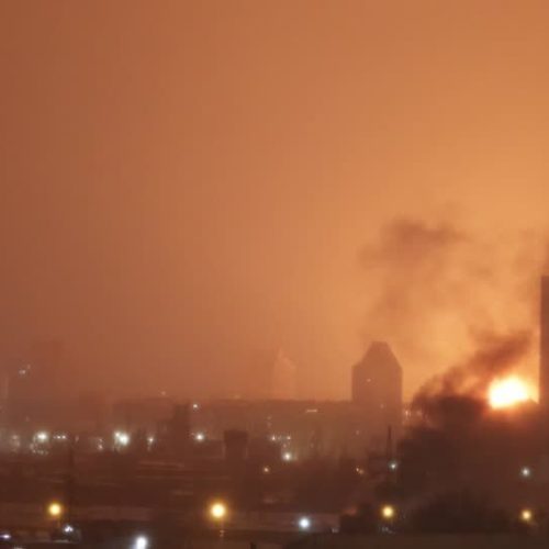 Ataque russo deixa quatro mortos e provoca incêndios em Kiev