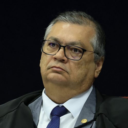 Mulher tenta agredir Dino durante voo, diz assessoria