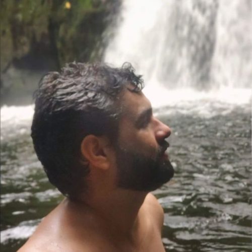 Polícia investiga caso de engenheiro encontrado morto dentro de carro