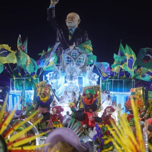 Escola que homenageou Lula é rebaixada do Grupo Especial do Rio de Janeiro