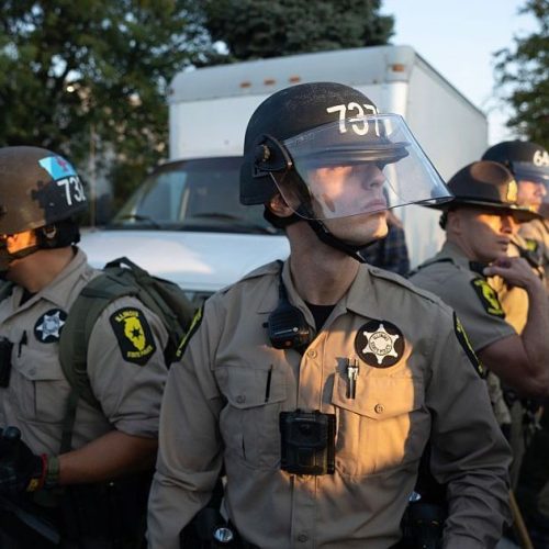 Justiça dos EUA bloqueia envio de agentes a Chicago em revés para Trump