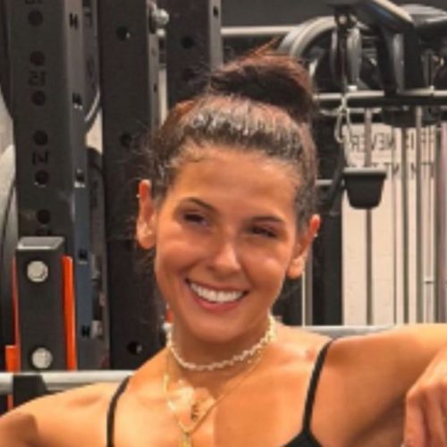 Ana Castela exibe músculos dos braços definidos na academia; veja