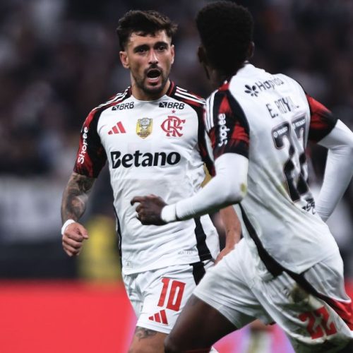 Yuri Alberto perde pênalti, Flamengo marca no fim e vence Corinthians