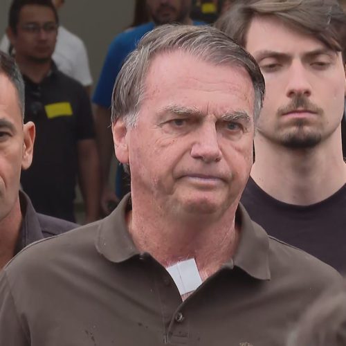 Médico de Bolsonaro segue para Brasília após internação de ex-presidente