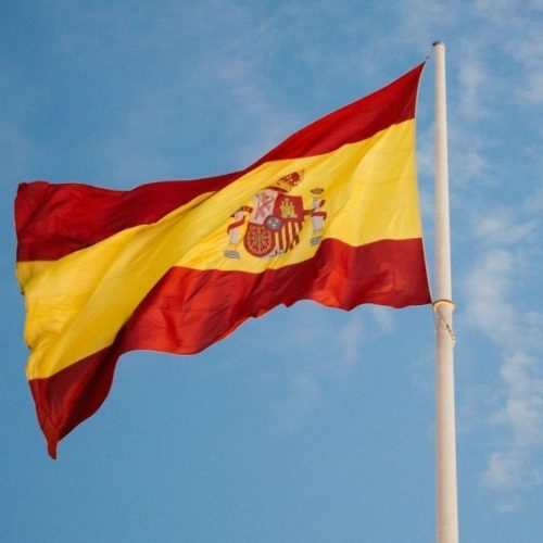 Espanha vai regularizar 500 mil imigrantes; entenda como será o processo