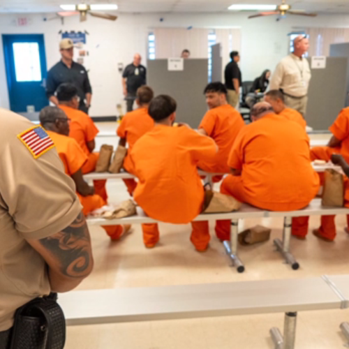 “Depósito de Deportação” na Flórida começa a receber primeiros imigrantes