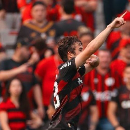 Athletico-PR domina o clássico e vence o Coritiba no Brasileiro