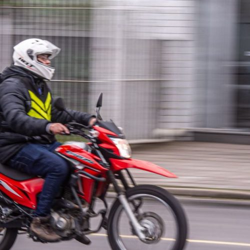 RJ aprova lei que impede que entregador seja obrigado a subir com pedidos