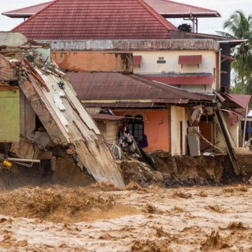 Número de mortos em enchentes na Indonésia sobe para 303
