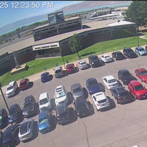 FBI divulga imagens do que se acredita ser o atirador de Charlie Kirk