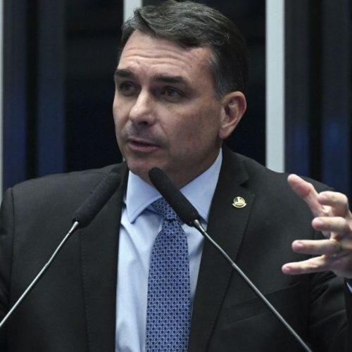 Flávio Bolsonaro passa por duas cirurgias oftalmológicas em Brasília