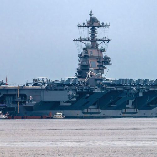 EUA enviam maior porta-aviões do mundo para América Latina