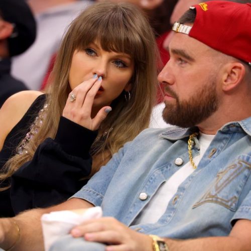 Taylor Swift e Travis Kelce têm encontro romântico em jogo dos Cavaliers