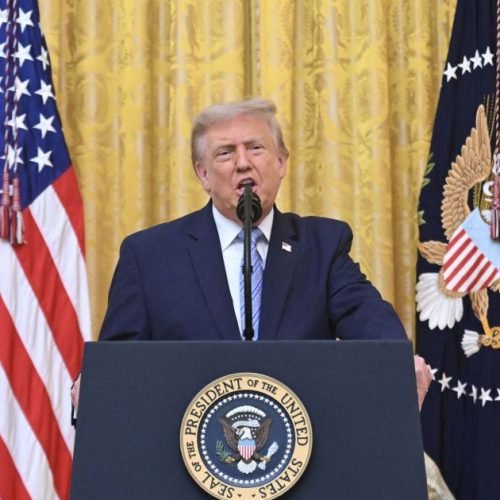 Trump ameaça impor tarifas sobre medicamentos genéricos a partir de 2028