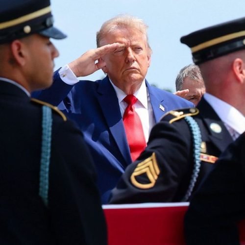 Trump comparece à cerimônia solene de soldados dos EUA mortos no Irã