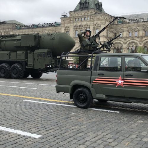 Rússia diz que não exibirá armamentos em desfile anual por segurança