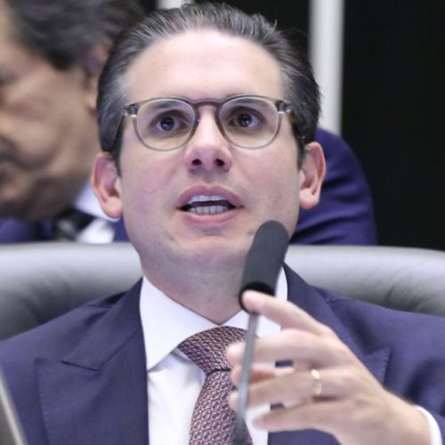 Hugo busca respostas jurídicas para lidar com caso Zambelli; entenda