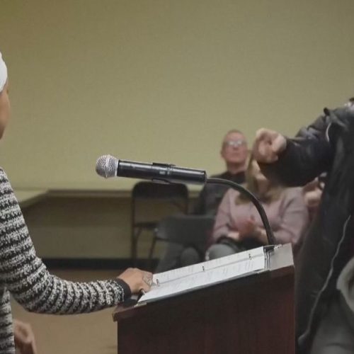 Veja momento: Homem joga líquido em deputada durante reunião em Minneapolis