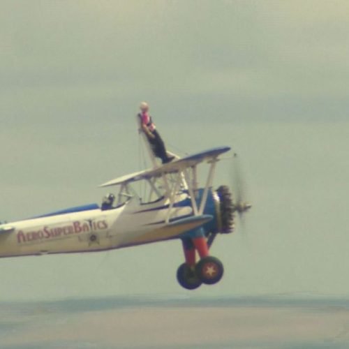 Vídeo: Britânica de 97 anos anda em asa de avião e quebra recorde mundial