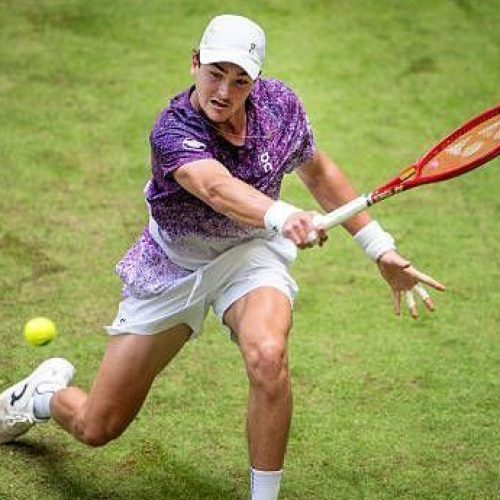 João Fonseca vence e avança à semifinal nas duplas no ATP de Halle