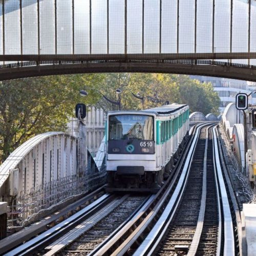 Homem é preso após atacar três mulheres com faca no metro de Paris