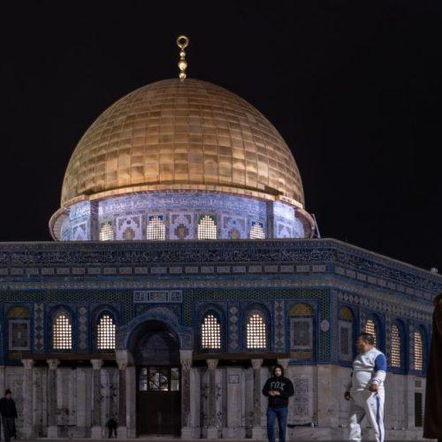 Mesquita de Al-Aqsa reabre em Jerusalém após 40 dias fechada
