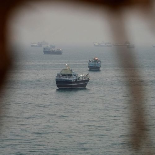 Cerca de 25 navios cruzaram o Estreito de Ormuz na quinta-feira (18)