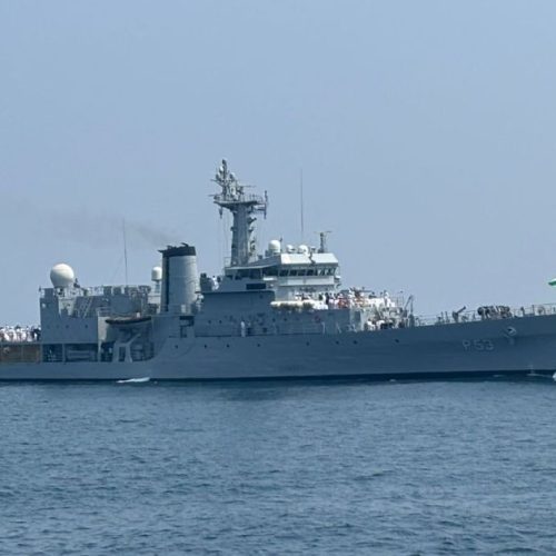 Índia projeta poderio militar em exibição e exercício naval conjunto  