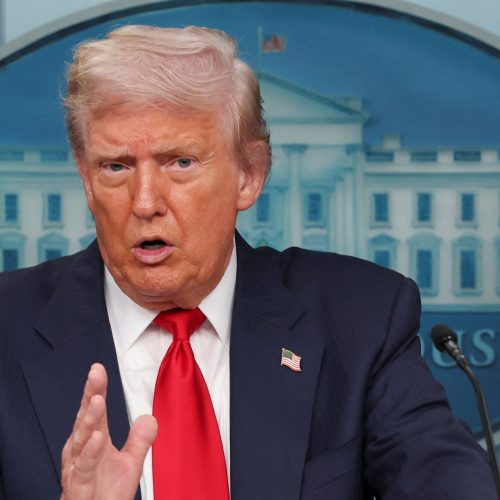 Trump pede que Zelensky desista da Crimeia e não se junte à OTAN