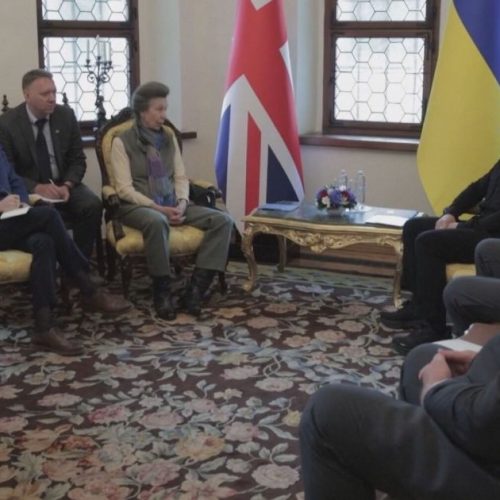 Princesa Anne visita a Ucrânia e encontra crianças afetadas pela guerra