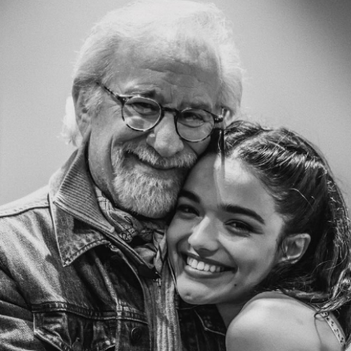 Rachel Zegler reencontra Spielberg, responsável por seu 1º papel no cinema