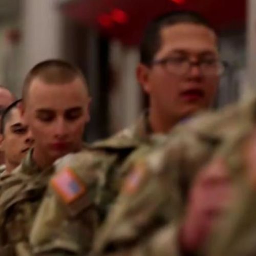 Milhares de recrutas do Exército dos EUA voltam para casa para o Natal