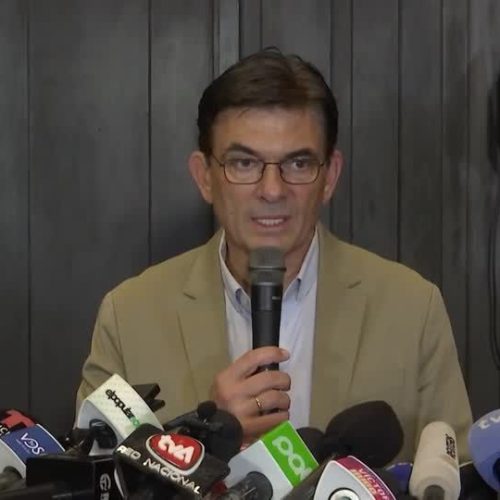 Presidente da Bolívia reduz o próprio salário em 50% em meio a protestos