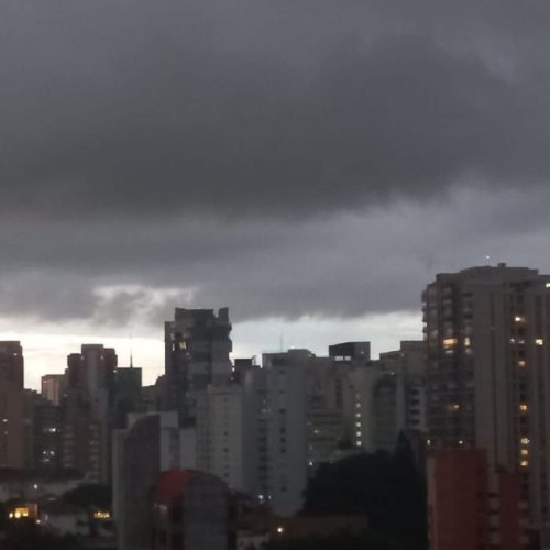 Frente fria derruba temperaturas e chuvas devem persistir no Sul e Sudeste