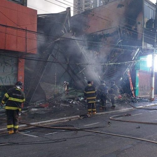 Incêndio de grandes proporções atinge residências em São Bernardo do Campo