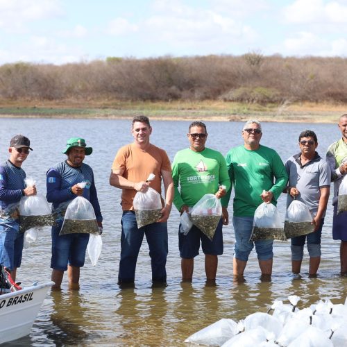 Secretaria Municipal de Agricultura, Pesca e Recursos Hídricos (SEMAPRE) e Secretaria da Pesca e Aquicultura do Ceará (SPA) juntos ação de peixamento em importantes reservatórios do município