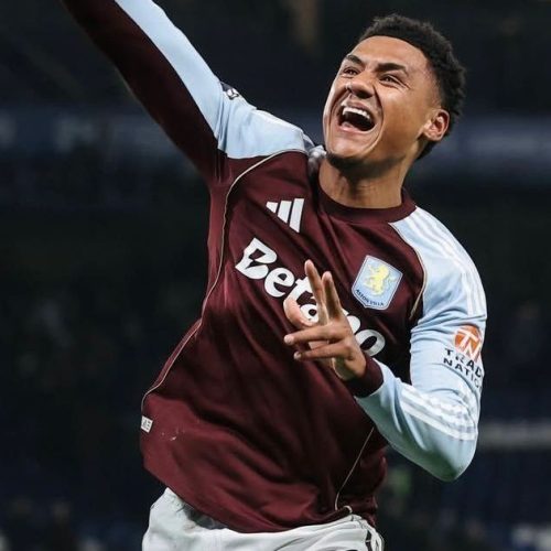 Aston Villa bate Chelsea de virada e segue perto do líder na Premier League