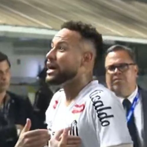 Neymar discute com torcedores do Santos após empate: “Eu sou mimado?”