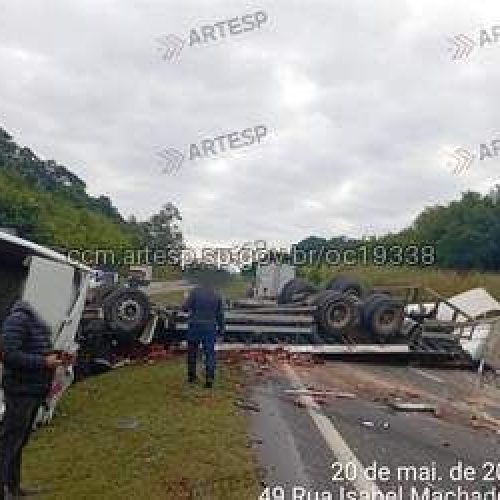 Caminhão de batata doce tomba e causa engavetamento no interior de SP