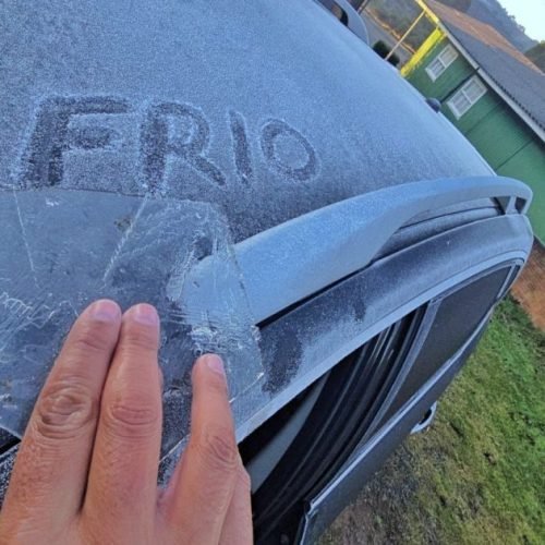 Após ciclone-bomba, frente fria baixa temperaturas e traz temporais ao país