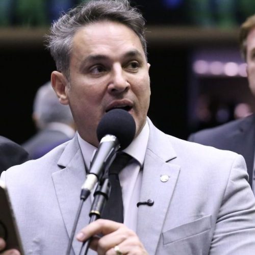 Líder da oposição promete “firmeza” contra empréstimo aos Correios