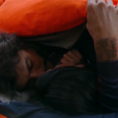 “A Fazenda”: Michelle Barros e Shia se beijam no reality show; veja