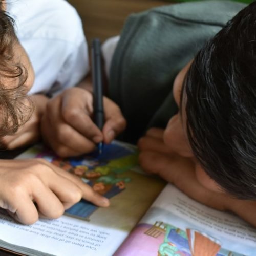 Brasil reduz atraso escolar na rede pública em todas as regiões, diz Unicef