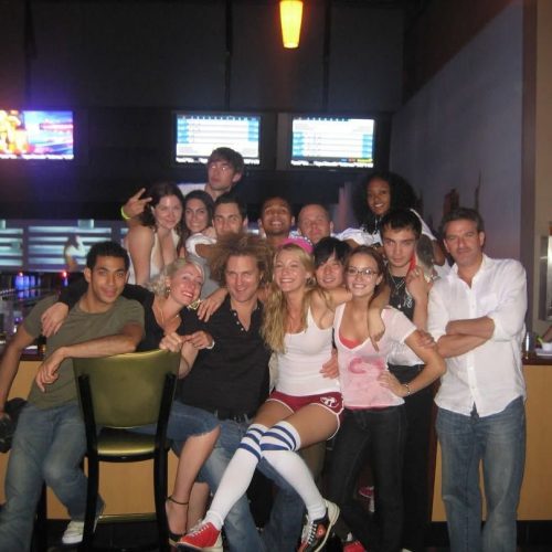 Blake Lively celebra 18 anos de “Gossip Girl” com fotos dos bastidores