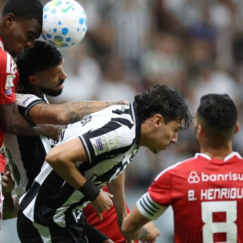 Botafogo cede empate ao Internacional em jogo com reviravoltas em Brasília