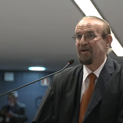 “Presença física” e “função institucional” não são crime, diz defesa de Cid